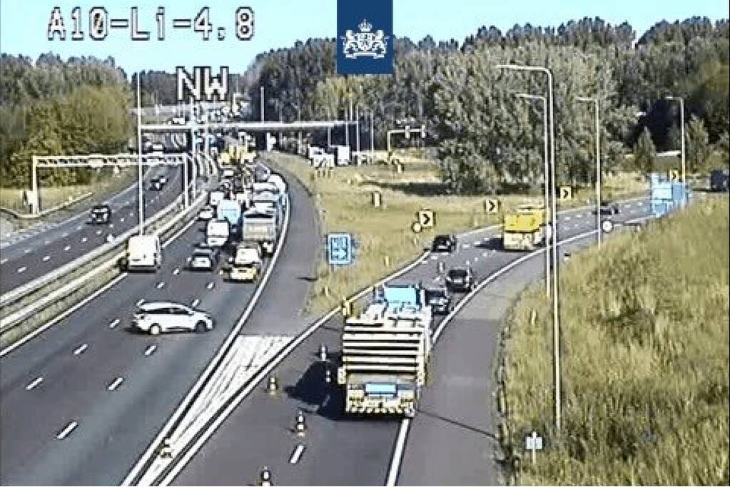 Bestuurder(49) overleden bij zware aanrijding met vrachtwagen