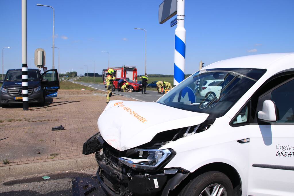Grote ravage na botsing tussen bestelwagen en personenwagen