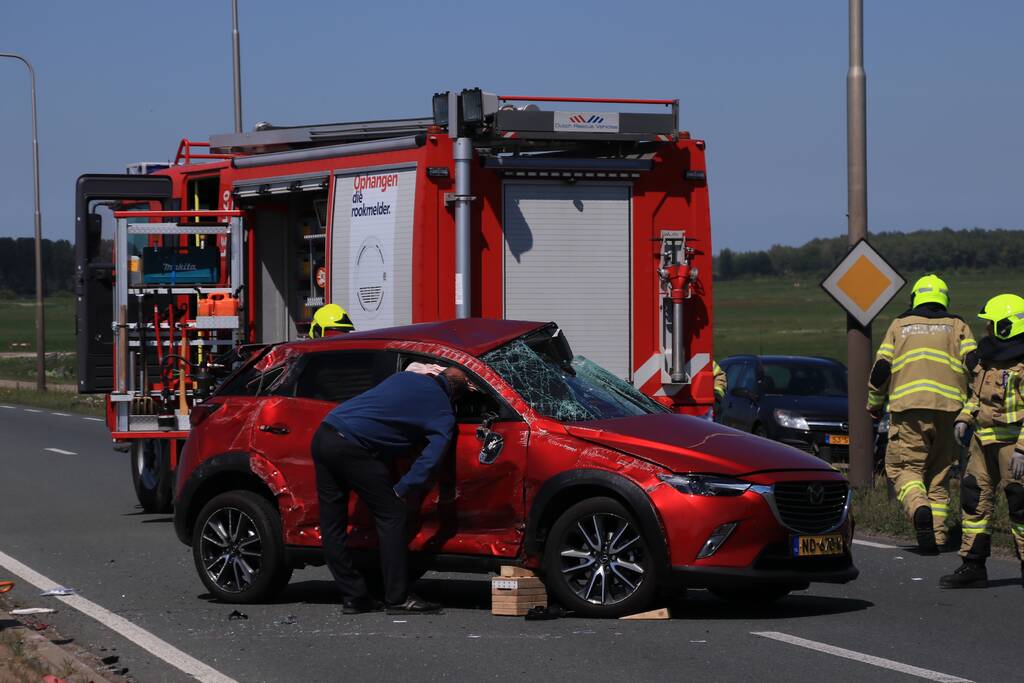 Grote ravage na botsing tussen bestelwagen en personenwagen