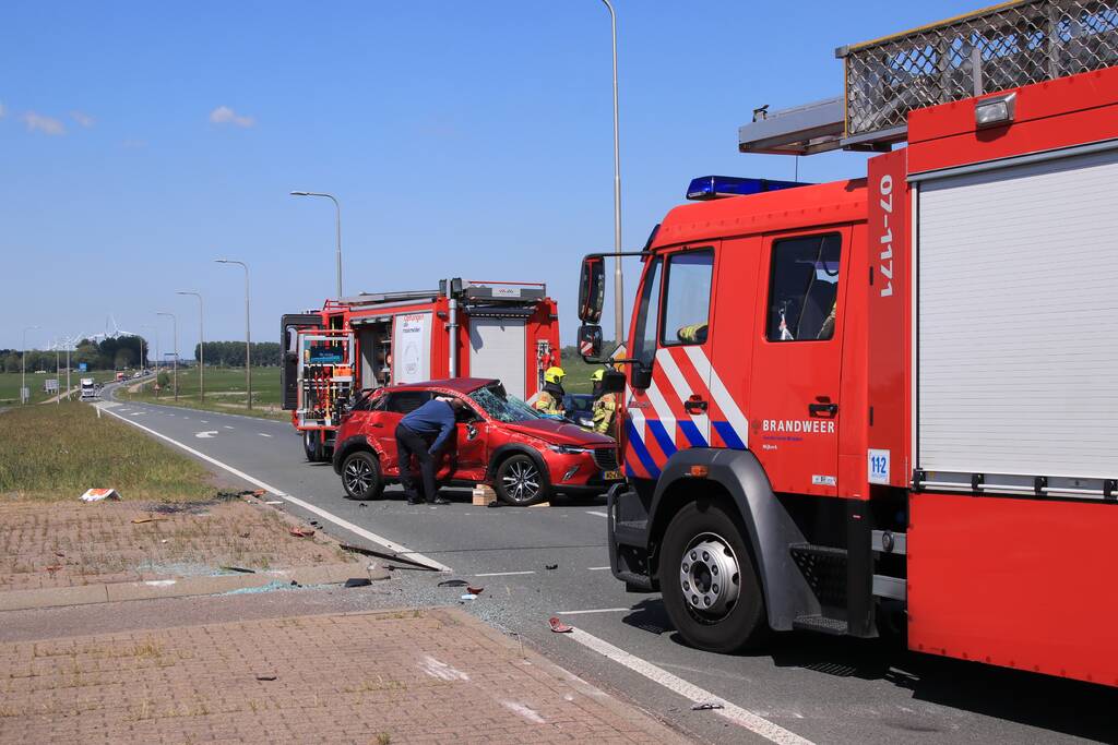 Grote ravage na botsing tussen bestelwagen en personenwagen