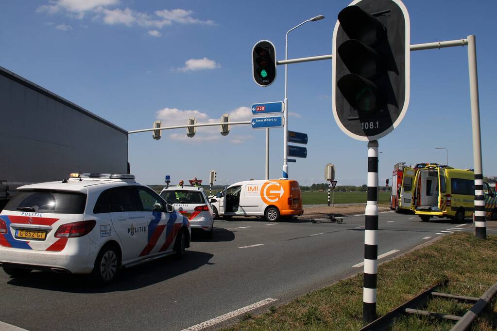 Grote ravage na botsing tussen bestelwagen en personenwagen