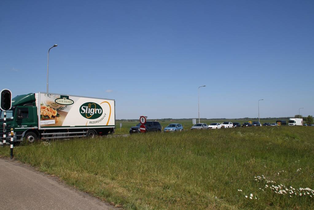 Grote ravage na botsing tussen bestelwagen en personenwagen