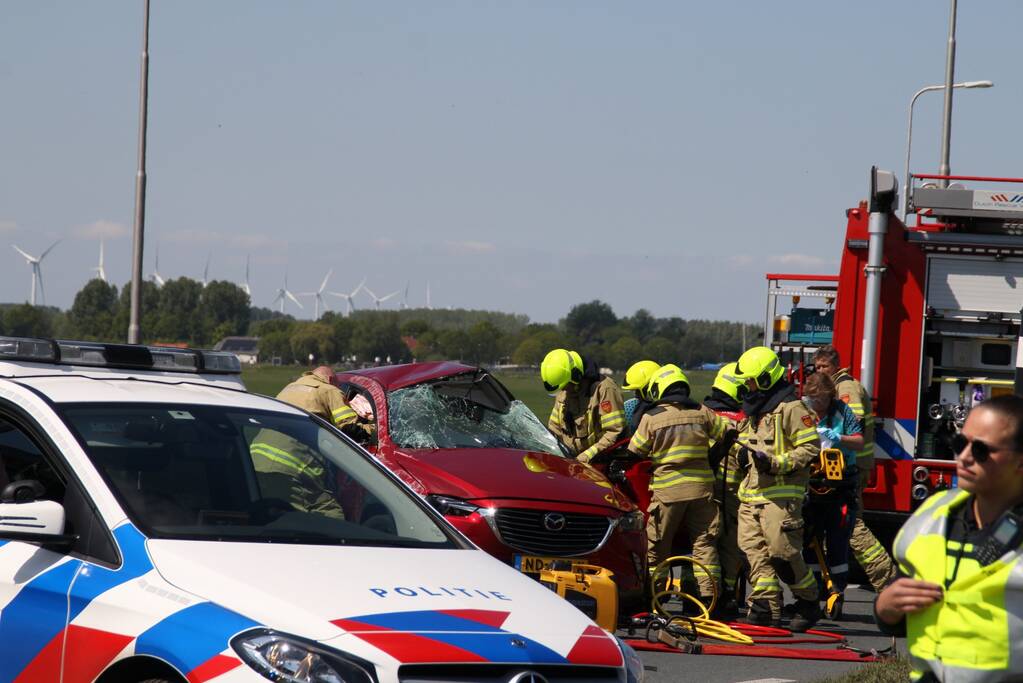Grote ravage na botsing tussen bestelwagen en personenwagen
