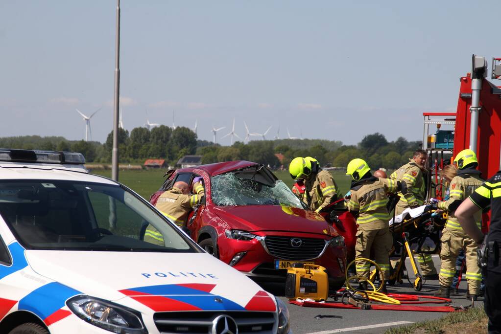 Grote ravage na botsing tussen bestelwagen en personenwagen