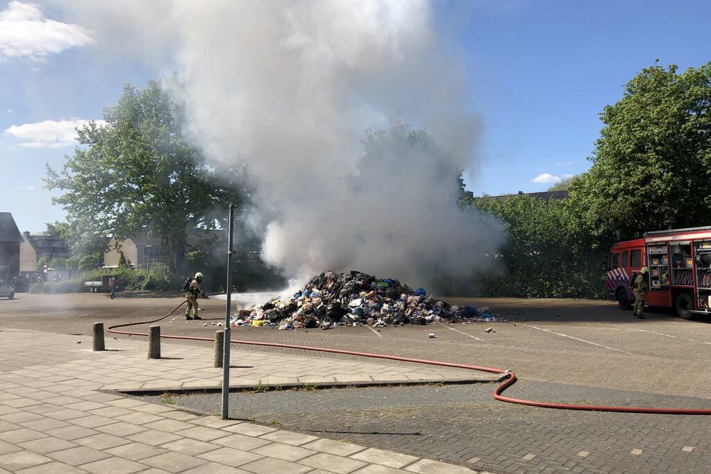 Restafval vliegt in brand in vuilniswagen