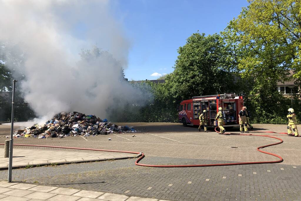 Restafval vliegt in brand in vuilniswagen