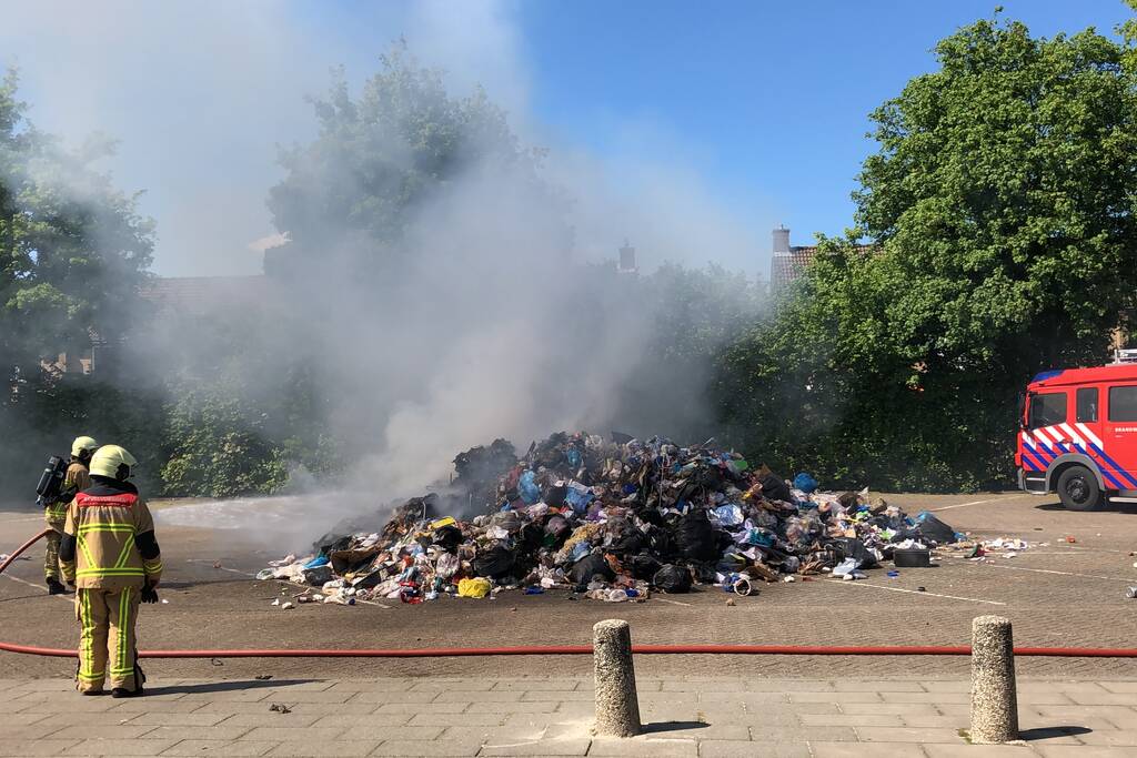 Restafval vliegt in brand in vuilniswagen