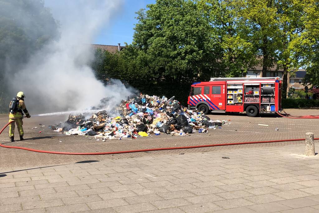 Restafval vliegt in brand in vuilniswagen