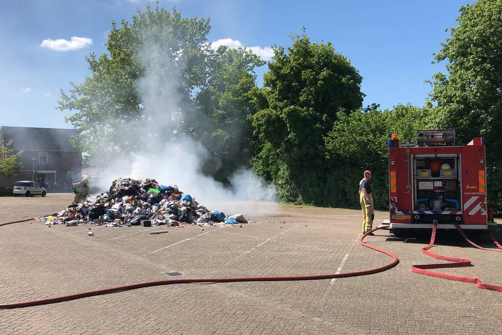 Restafval vliegt in brand in vuilniswagen