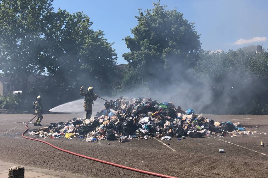 Restafval vliegt in brand in vuilniswagen