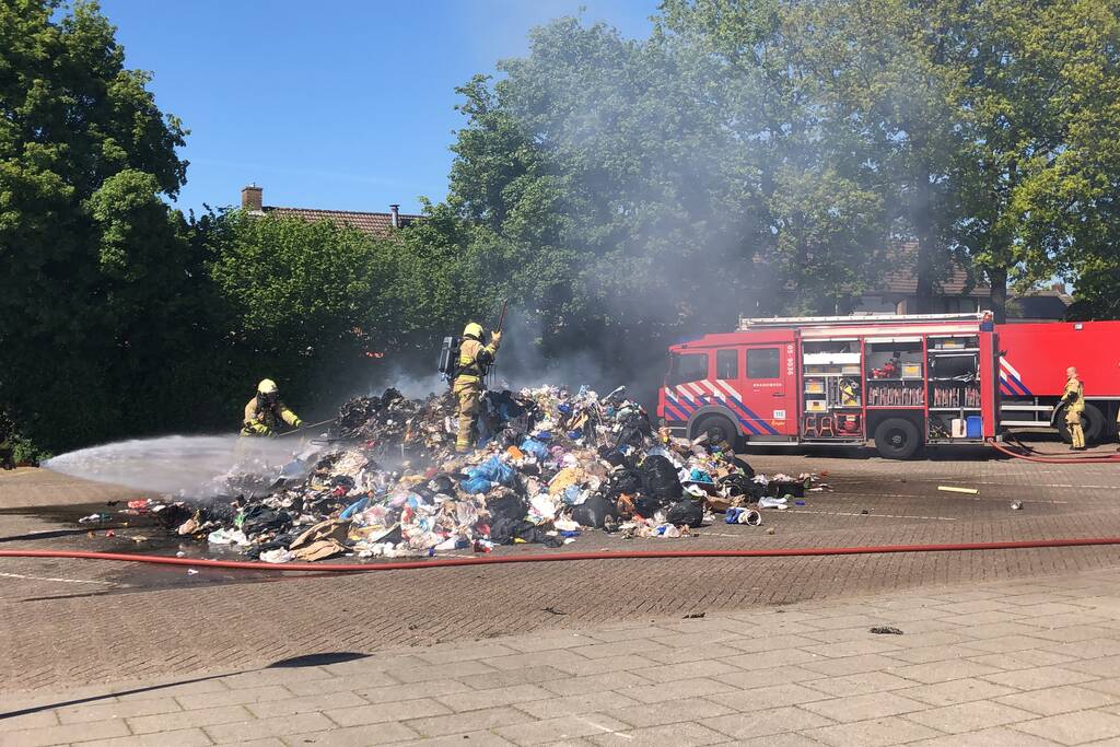 Restafval vliegt in brand in vuilniswagen