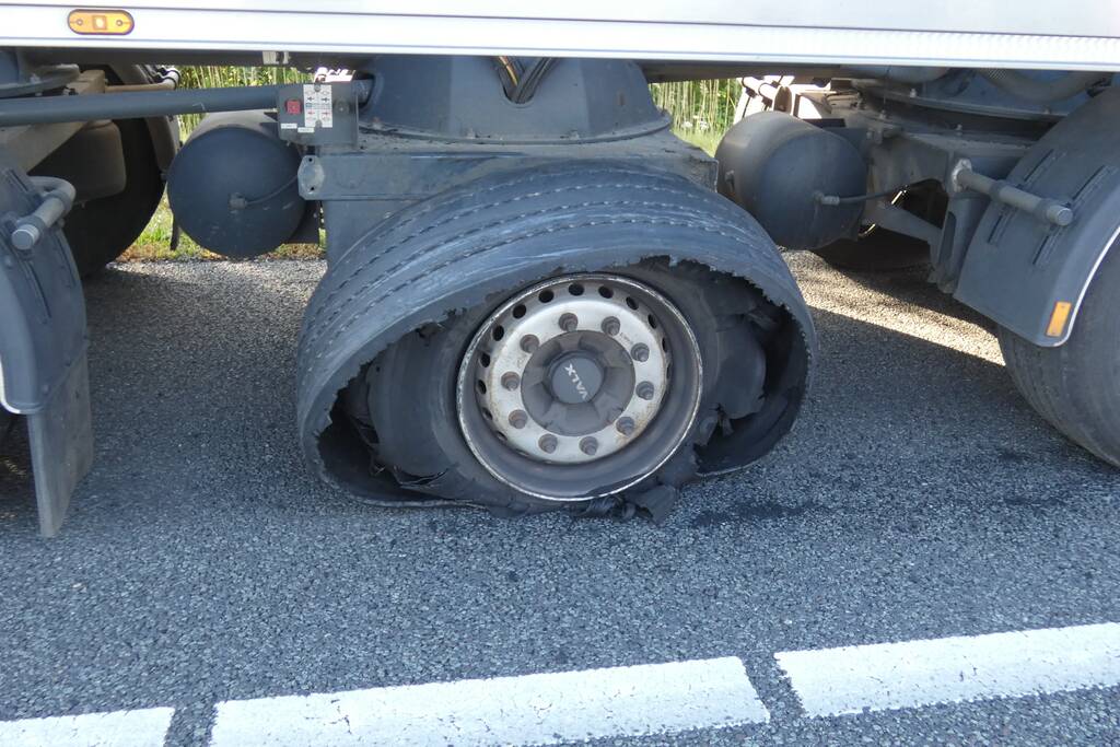 File na vrachtwagen met klapband