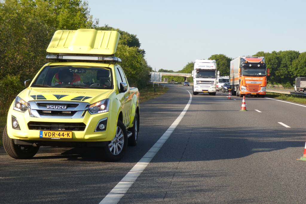 File na vrachtwagen met klapband