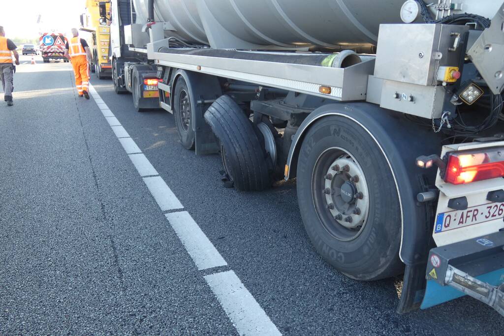 File na vrachtwagen met klapband