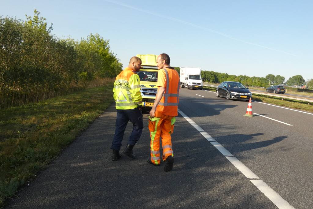 File na vrachtwagen met klapband