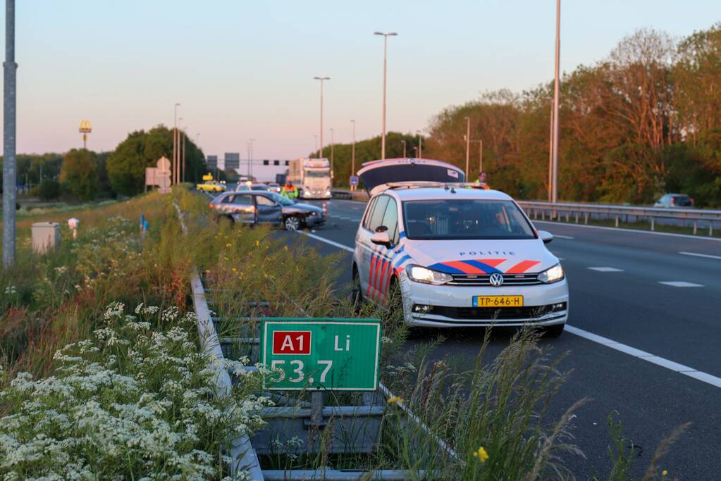 Vluchtende automobilist dumpt 13.500 euro in weiland