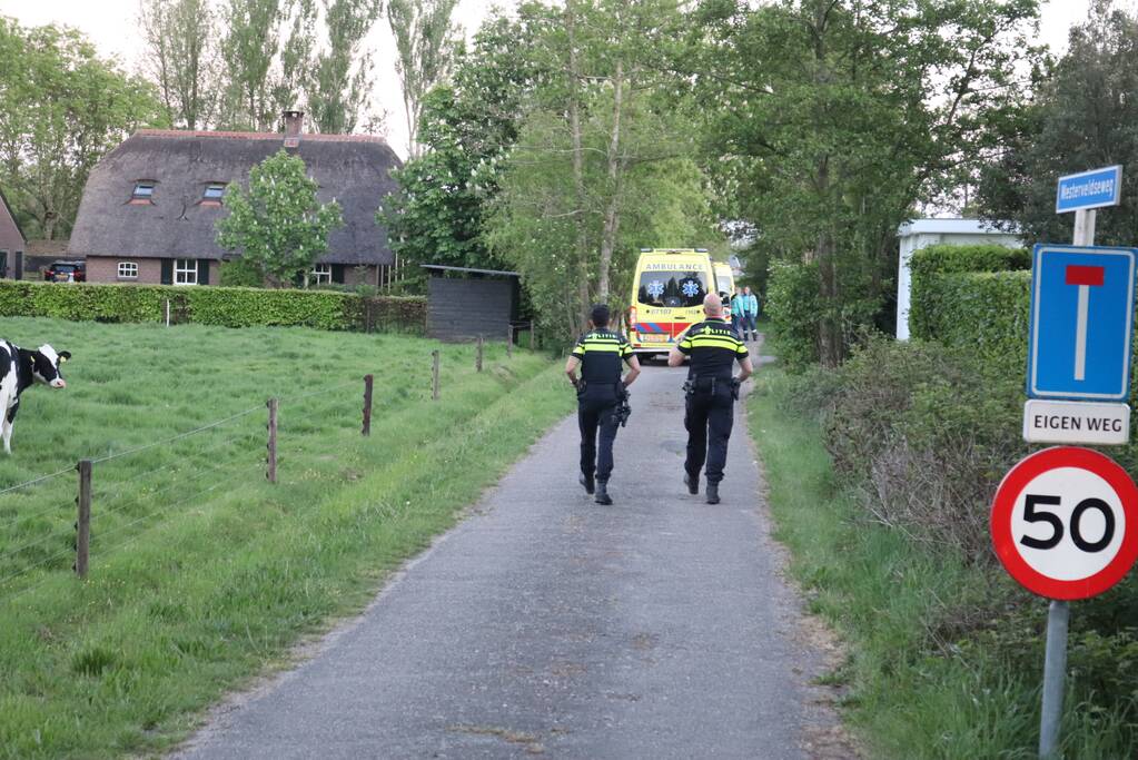 Vluchtende automobilist dumpt 13.500 euro in weiland