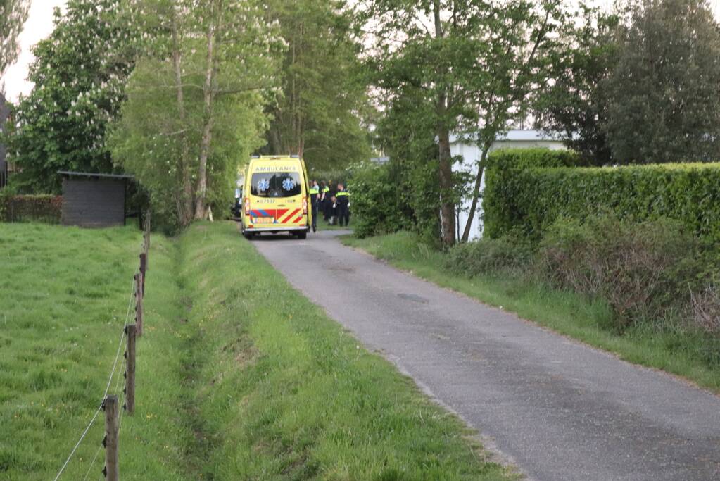 Vluchtende automobilist dumpt 13.500 euro in weiland