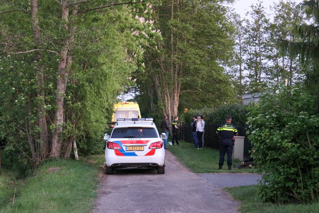 Vluchtende automobilist dumpt 13.500 euro in weiland