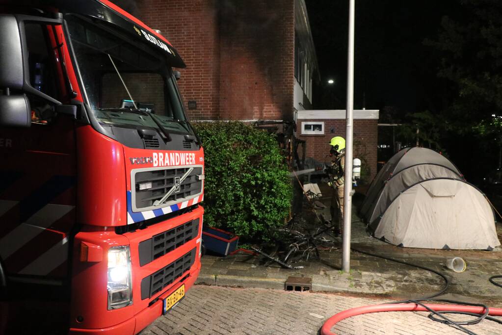 Veel vlammen na brand in schuur