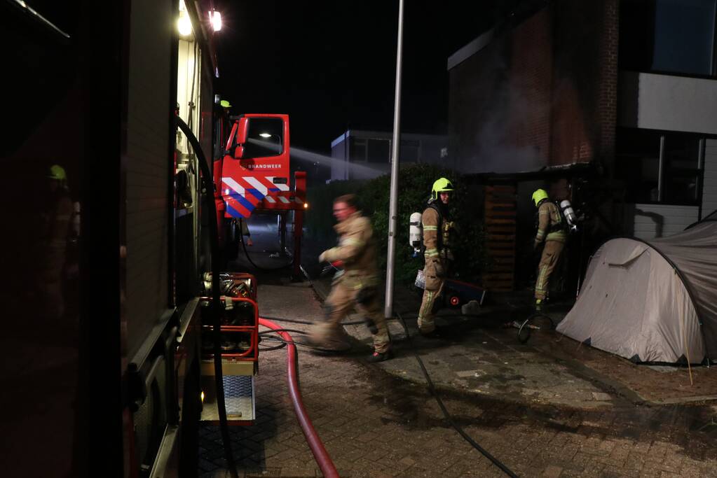 Veel vlammen na brand in schuur