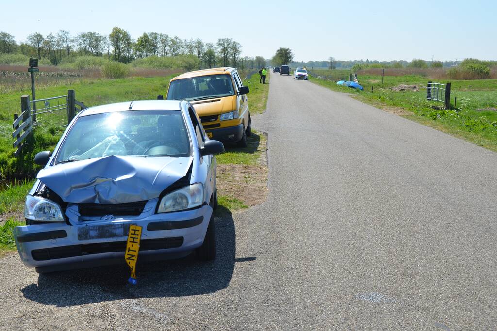 Auto's frontaal op elkaar, persoon gewond