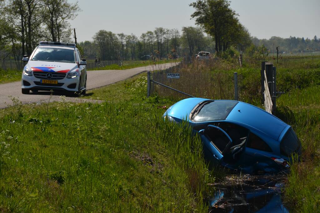 Auto's frontaal op elkaar, persoon gewond
