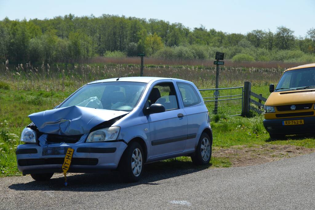 Auto's frontaal op elkaar, persoon gewond