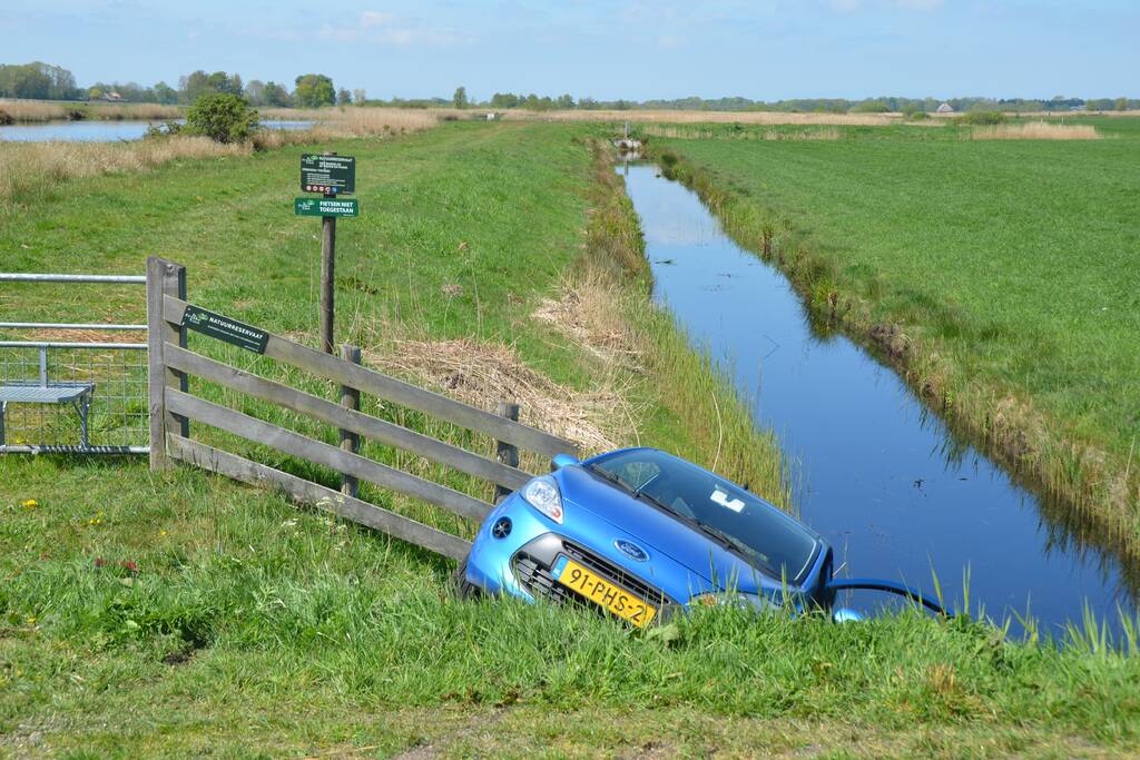 Auto's frontaal op elkaar, persoon gewond