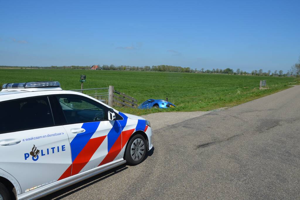 Auto's frontaal op elkaar, persoon gewond