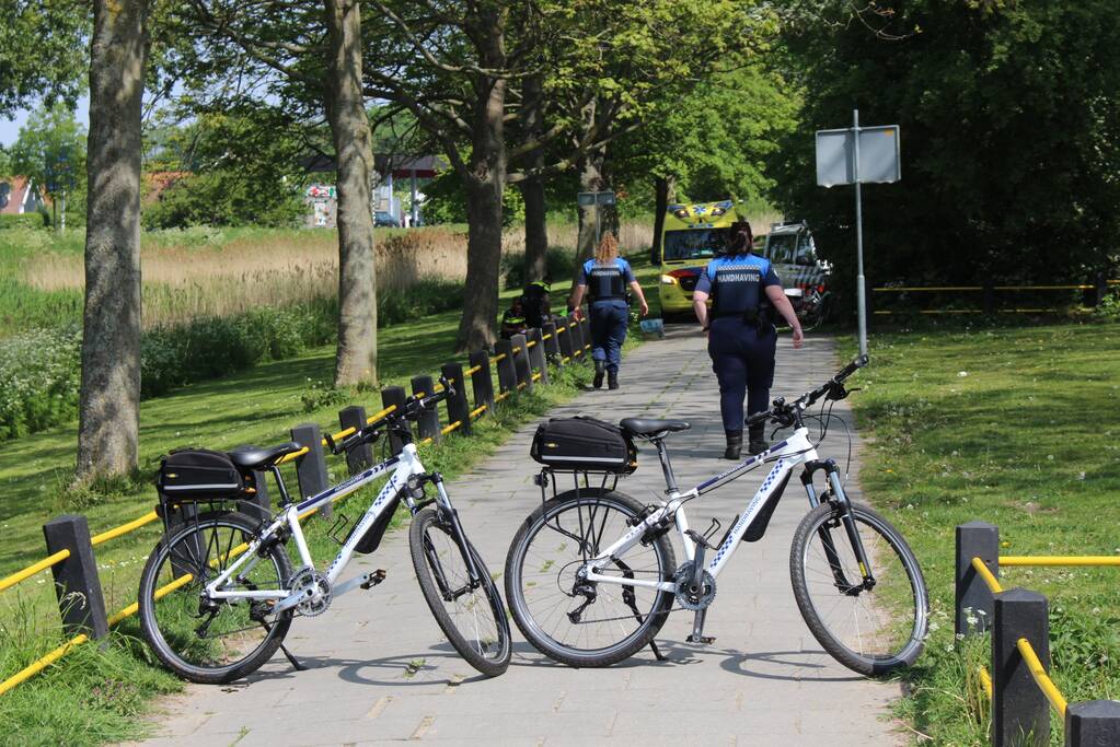 Twee fietsers botsen op fietspad