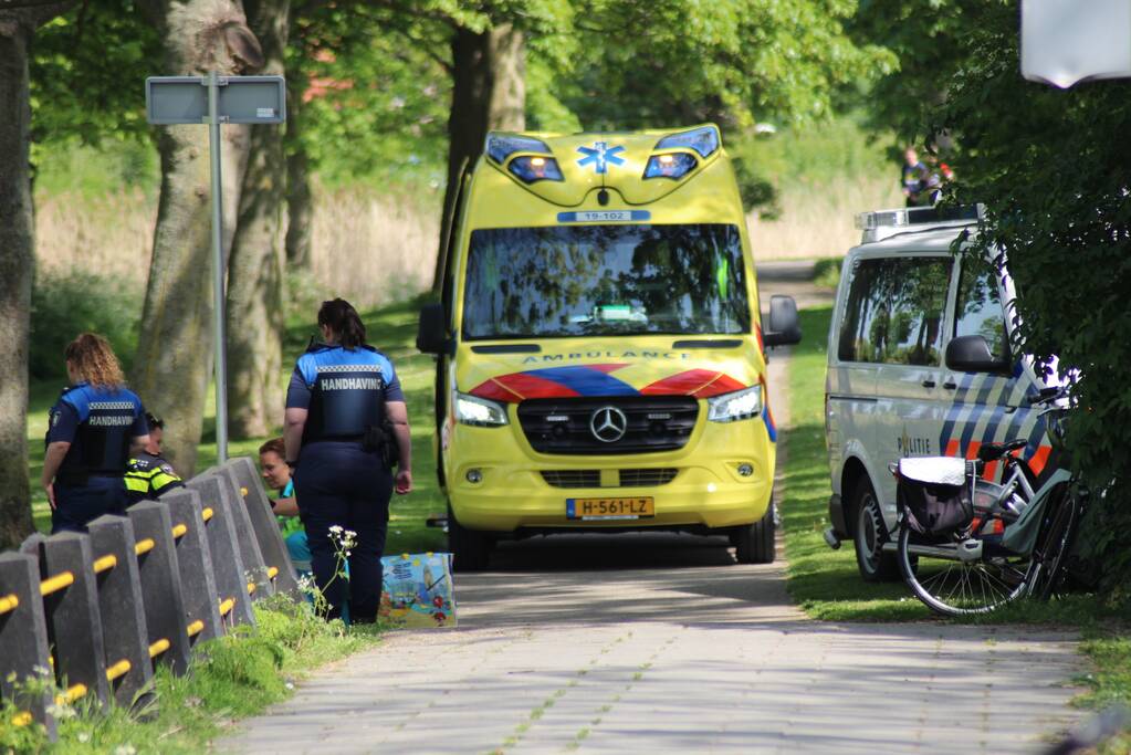 Twee fietsers botsen op fietspad