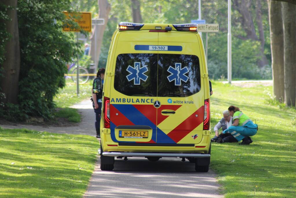 Twee fietsers botsen op fietspad