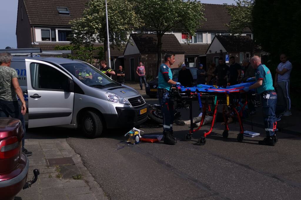 Motorrijder gewond na aanrijding met bestelbus