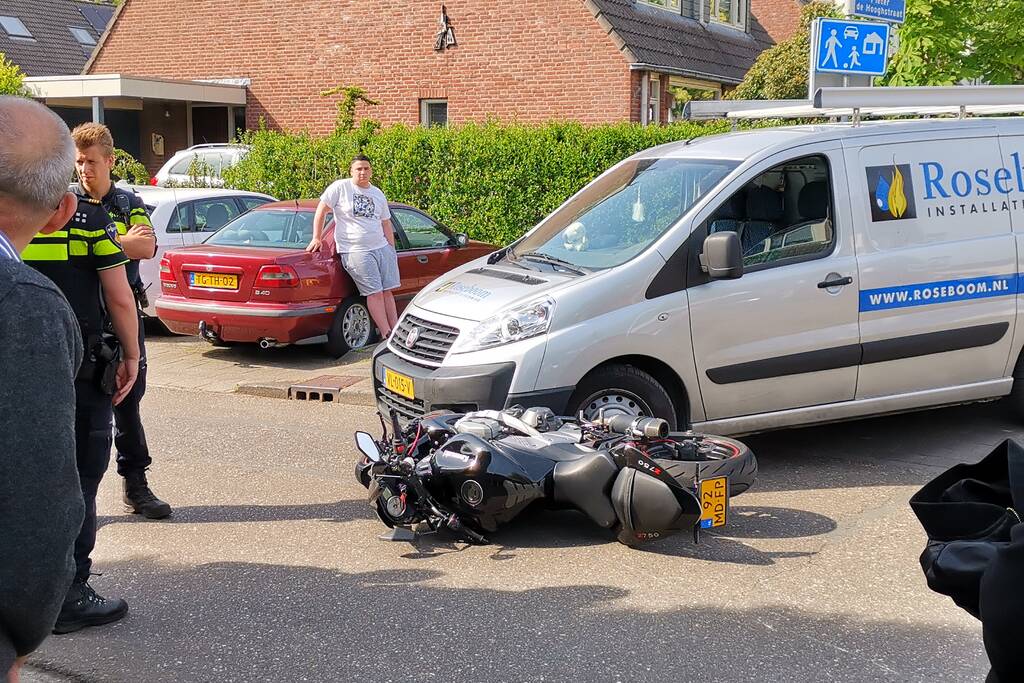 Motorrijder gewond na aanrijding met bestelbus