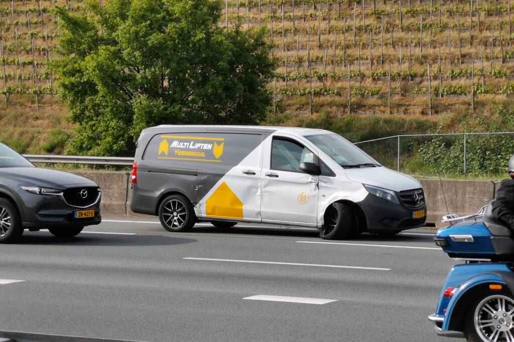 Veel schade bij aanrijding op snelweg