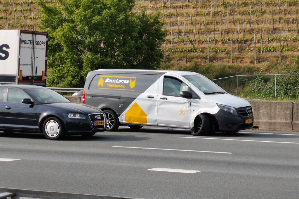 Veel schade bij aanrijding op snelweg