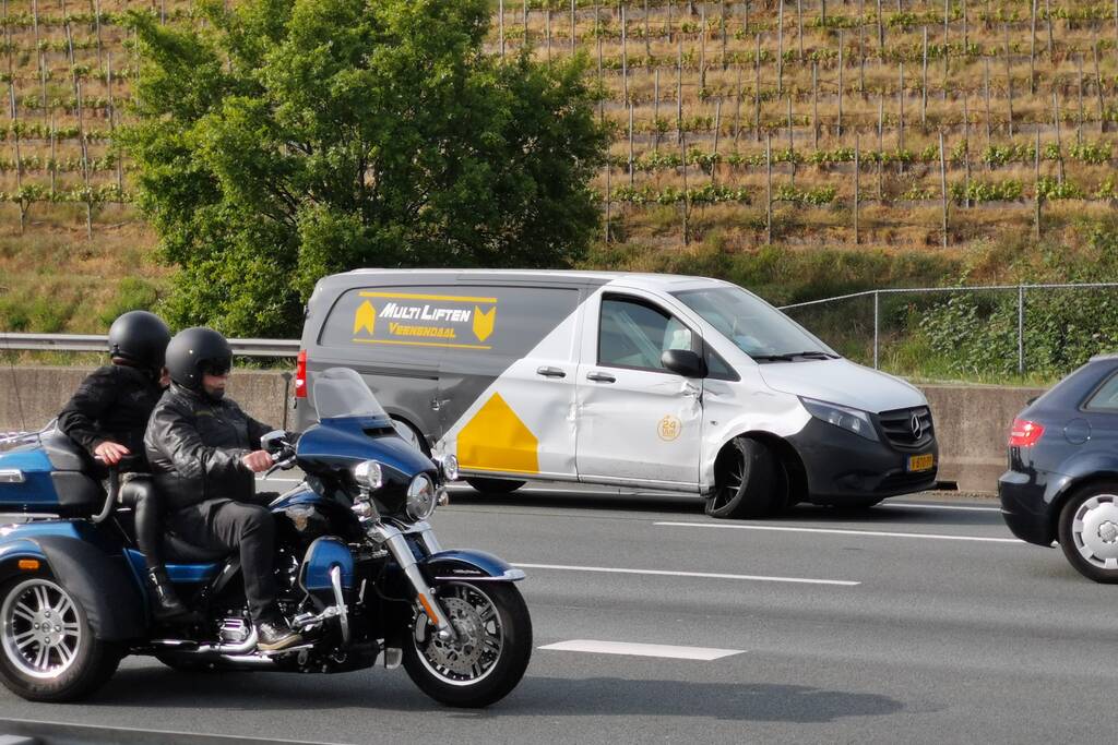 Veel schade bij aanrijding op snelweg