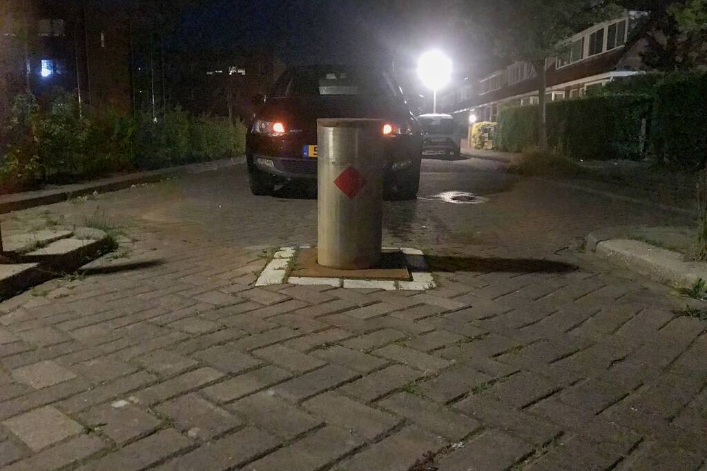 Automobilist botst tegen paal