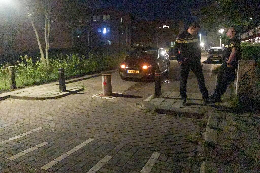 Automobilist botst tegen paal