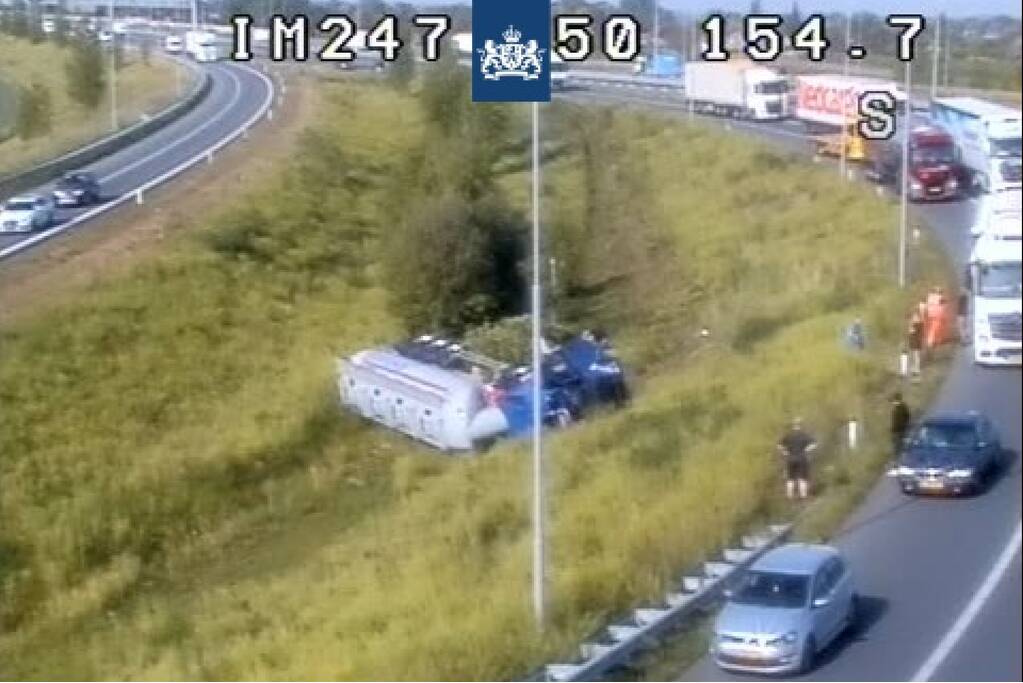 Vrachtwagen met bulktrailer gekanteld in middenberm knooppunt Valburg