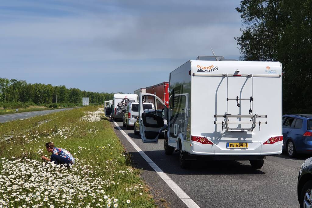 Grote brand in vrachtwagen op A6, snelweg dicht