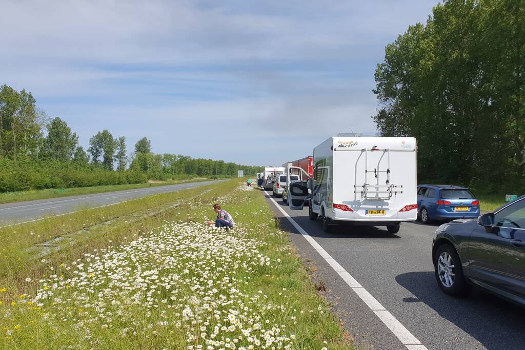 Grote brand in vrachtwagen op A6, snelweg dicht