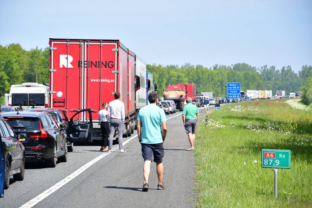 Grote brand in vrachtwagen op A6, snelweg dicht