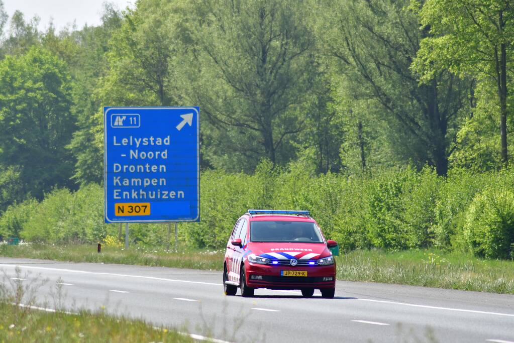 Grote brand in vrachtwagen op A6, snelweg dicht