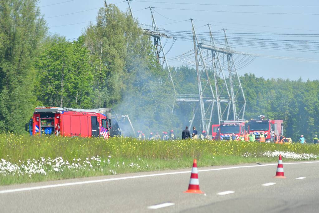 Grote brand in vrachtwagen op A6, snelweg dicht