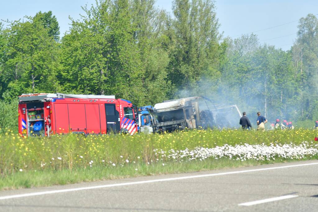 Grote brand in vrachtwagen op A6, snelweg dicht