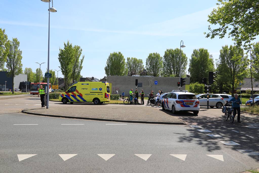Vrouw op e-bike rijdt door rood en wordt aangereden