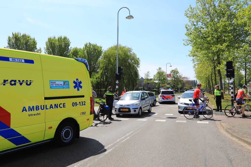 Vrouw op e-bike rijdt door rood en wordt aangereden