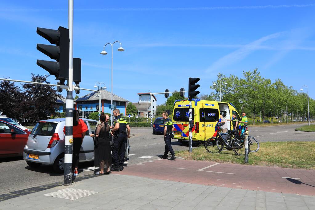 Vrouw op e-bike rijdt door rood en wordt aangereden